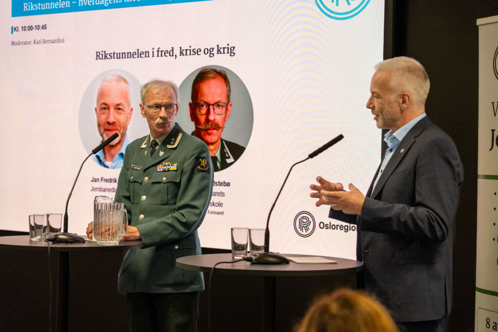 To men prater i mirkofon