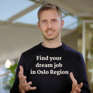 Mann ser i kamera og det er tekst som sier finn drømmejobben i Oslo